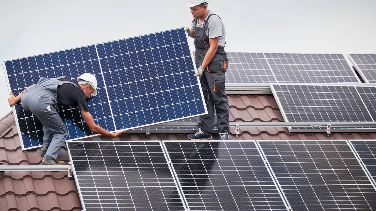 due-uomini-montano-pannelli-solari-sul-tetto