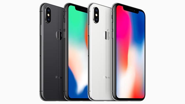 L'iPhone X, fronte retro, nelle sue due colorazioni