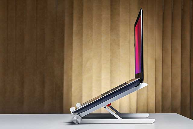 Notebook su uno stand