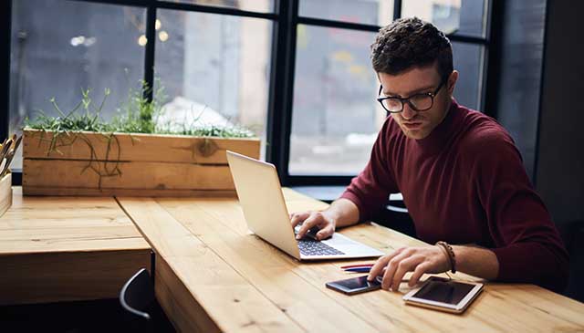 lavorare con un laptop