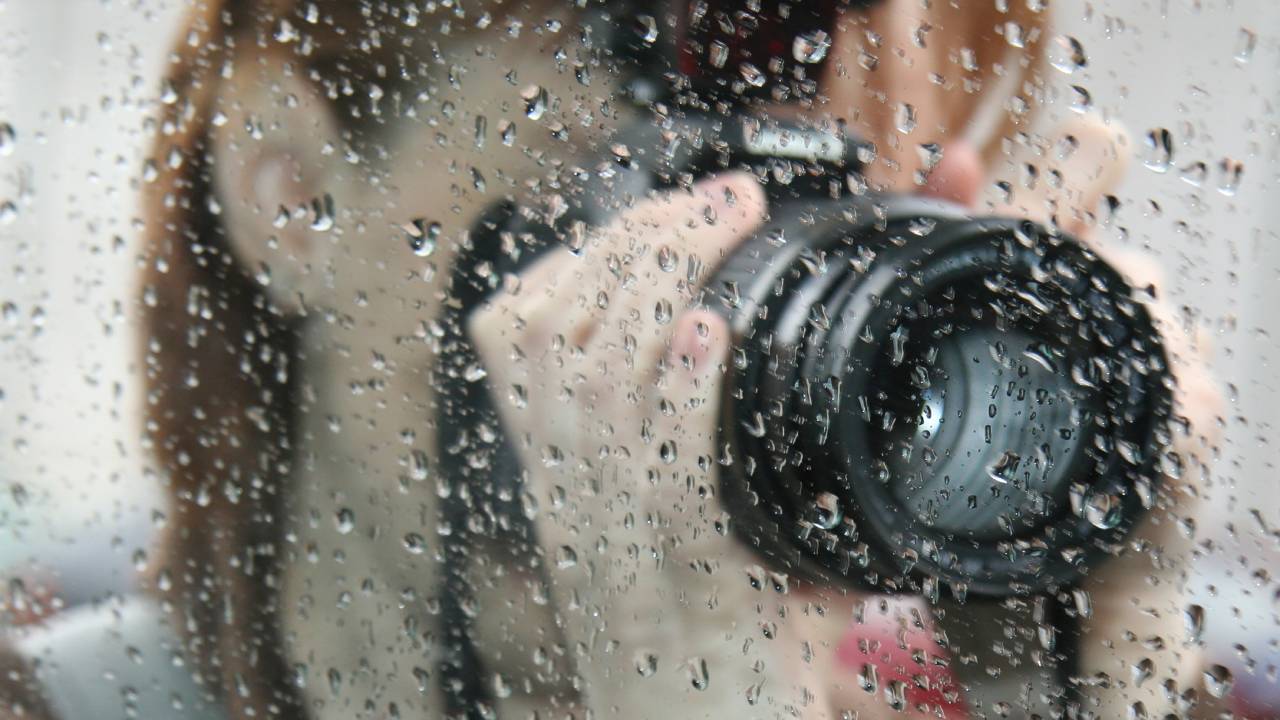 foto alle gocce di pioggia su un vetro