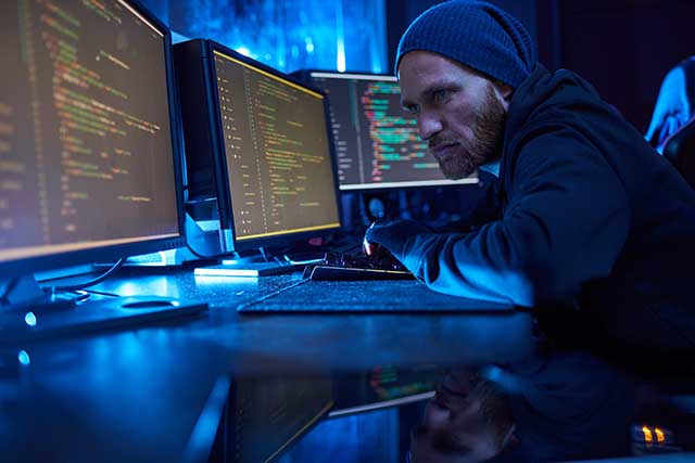 Hacker davanti a degli schermi