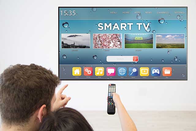 Una coppia guarda una smart TV