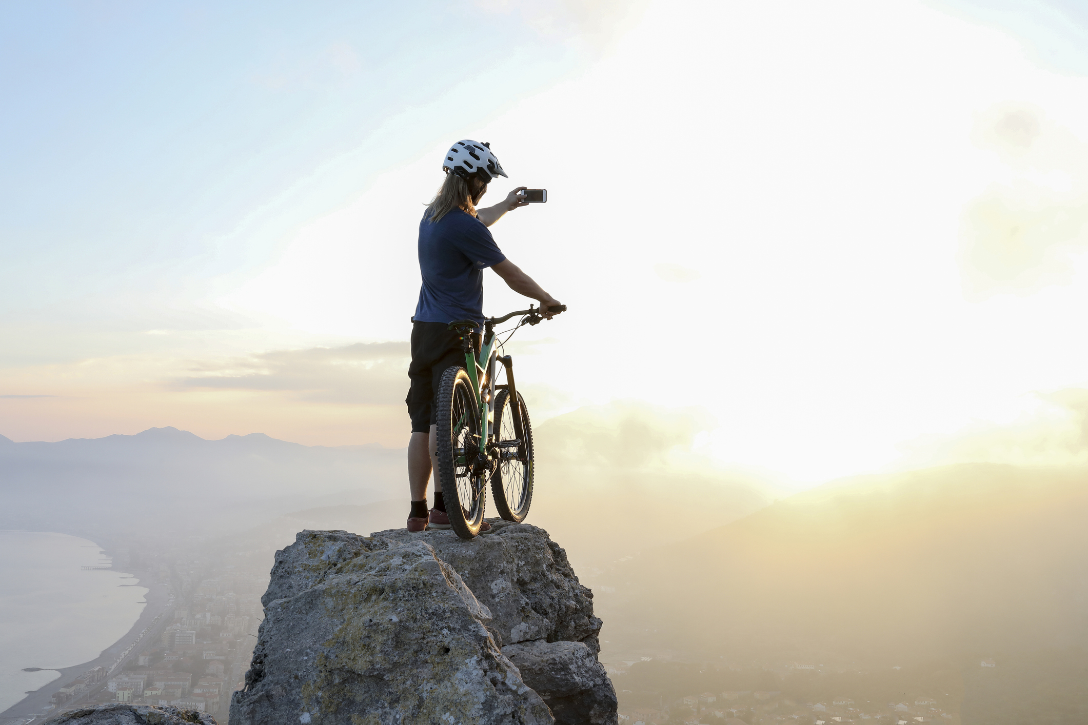 Fotografia-smartphone-raggiungimento della meta-mountain bike