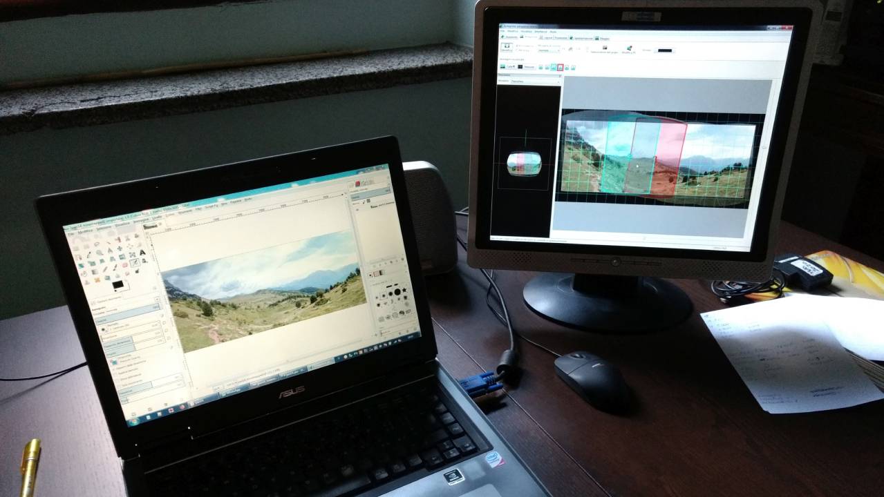 pc portatile e monitor al lavoro sul programma GIMP
