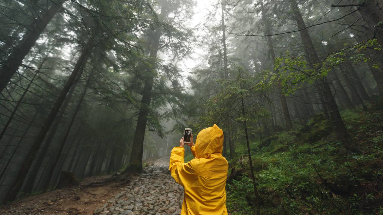 foto paesaggio con smartphone sotto la pioggia