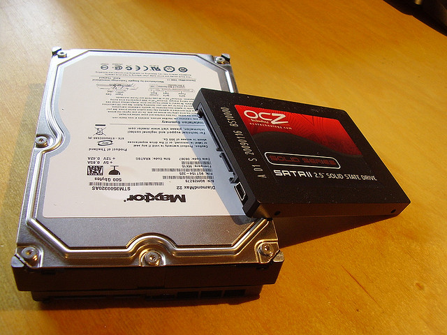 Un hard disk elettromeccanico (a sinistra) e un SSD (a destra)
