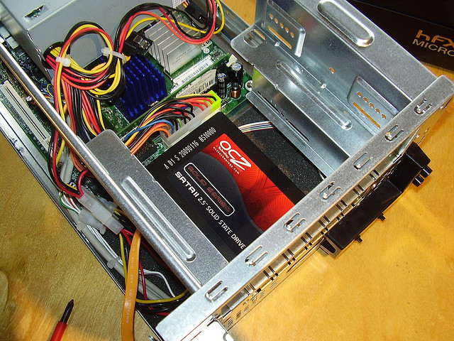 Un disco SSD montato all'interno di un computer