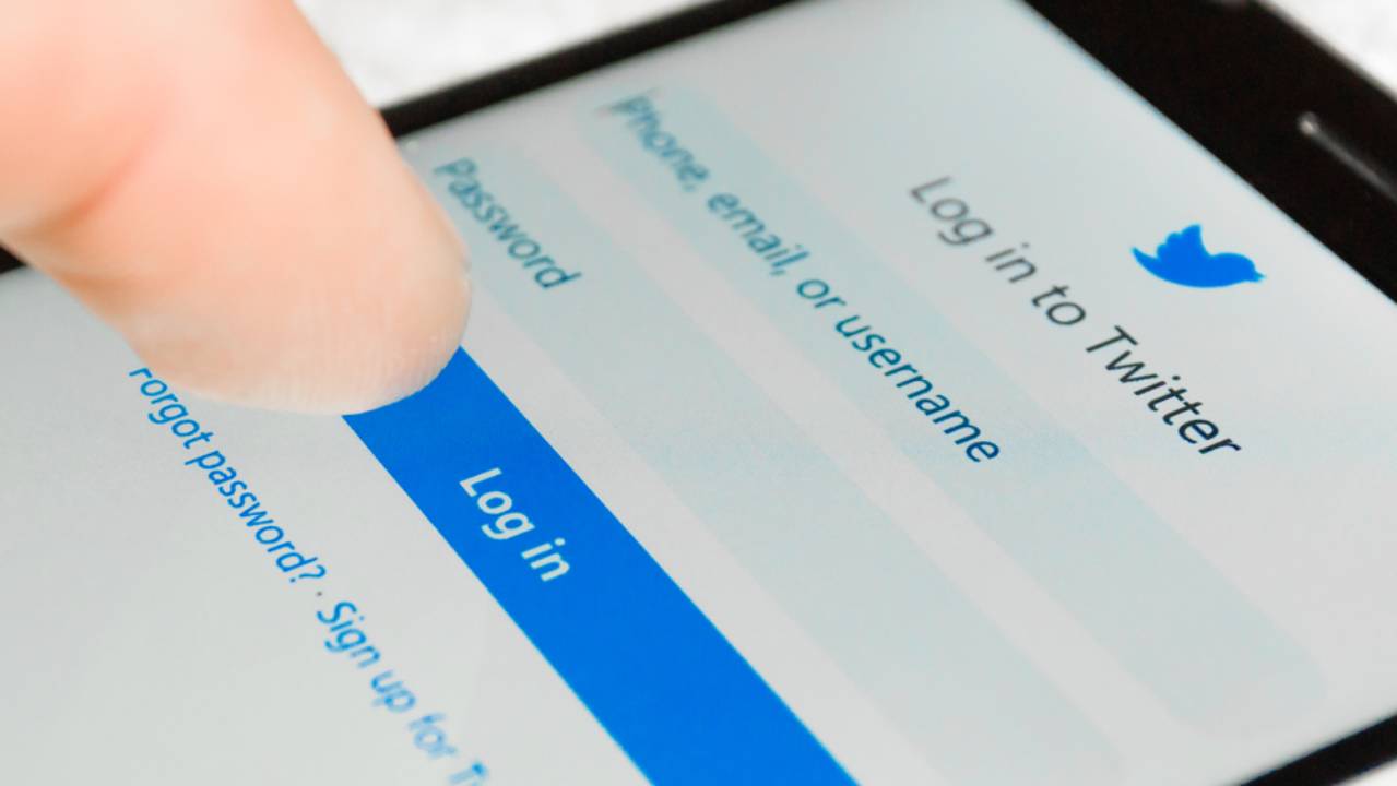 Persona effettua il login su Twitter