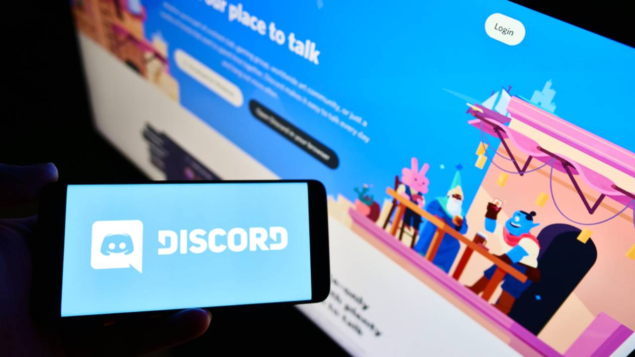 persona che usa Discord su smartphone