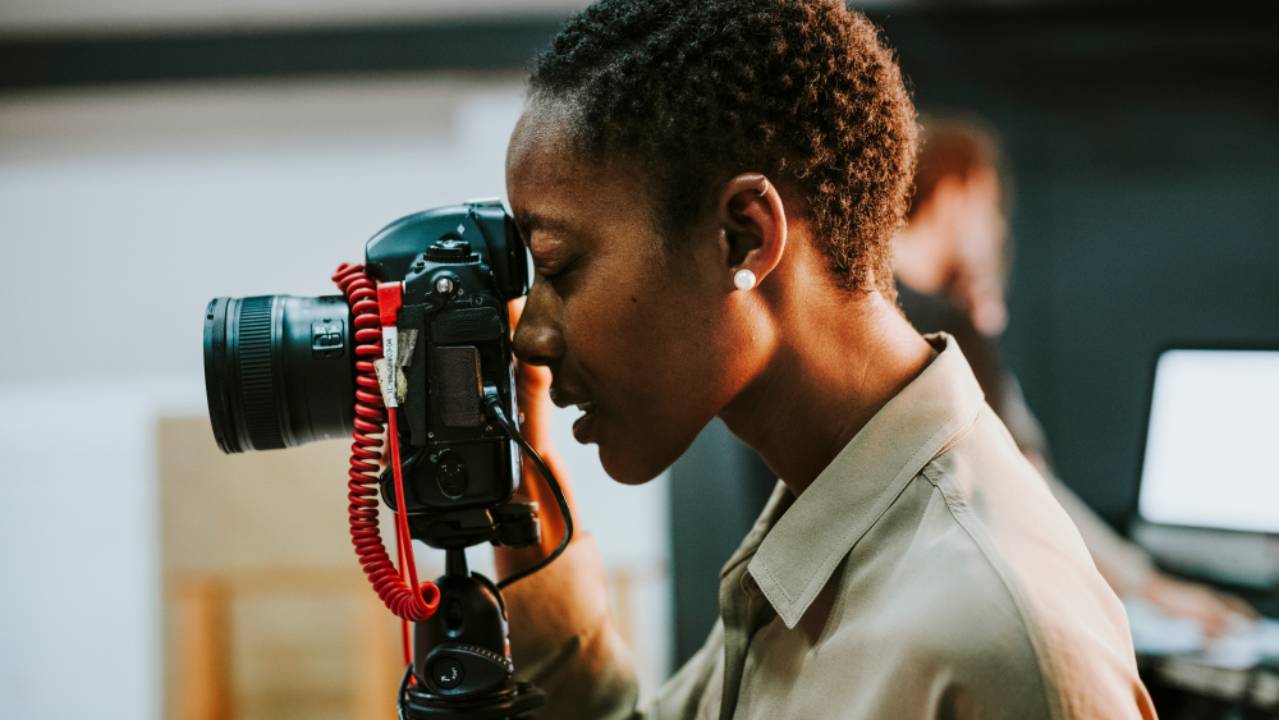 fotografa a lavoro