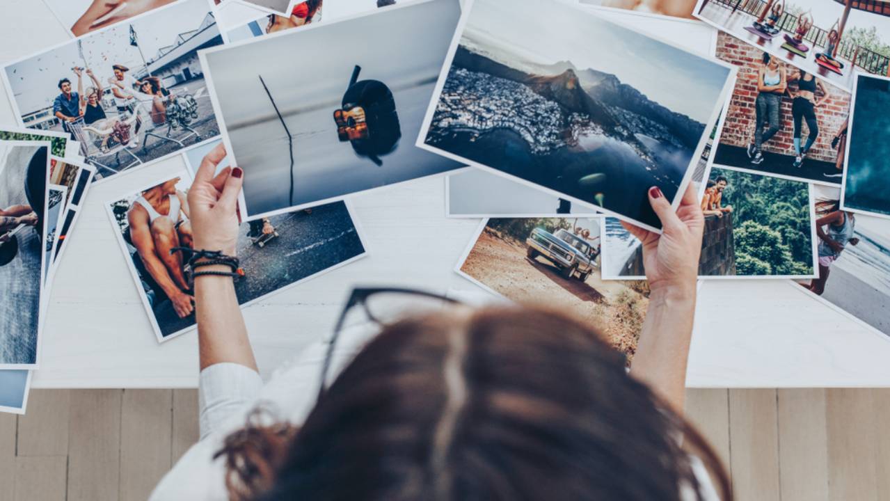 persona che seleziona fotografie