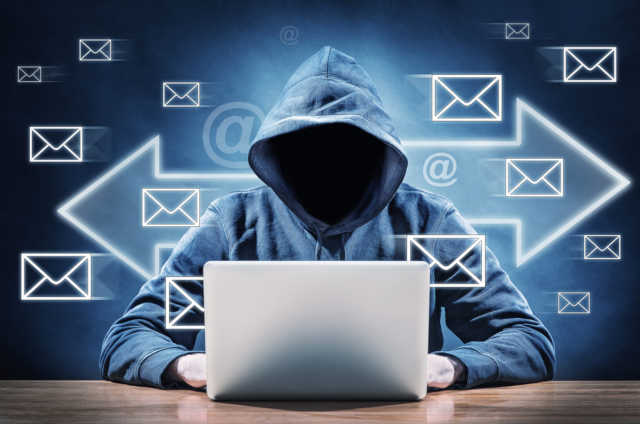 Hacker invia email