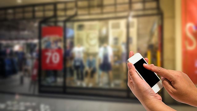 Le app tracciano i movimenti degli utenti quando si trovano di fronte alle vetrine dei negozi
