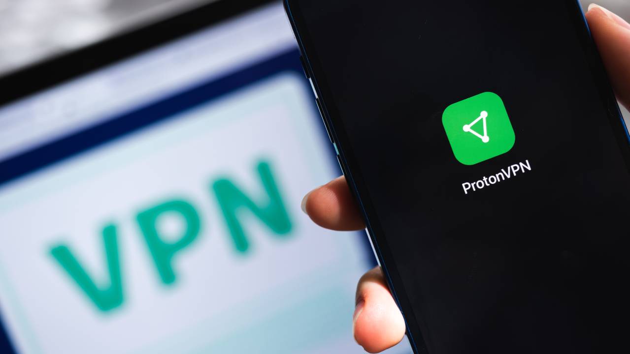 schermata mobile e pc con logo Proton VPN