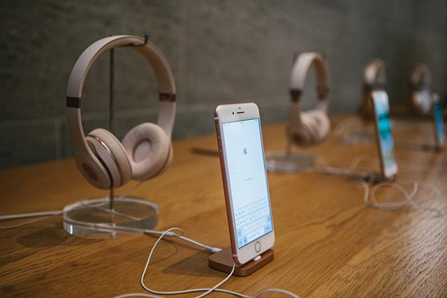 Delle "normali" cuffie over ear collegate a un iPhone
