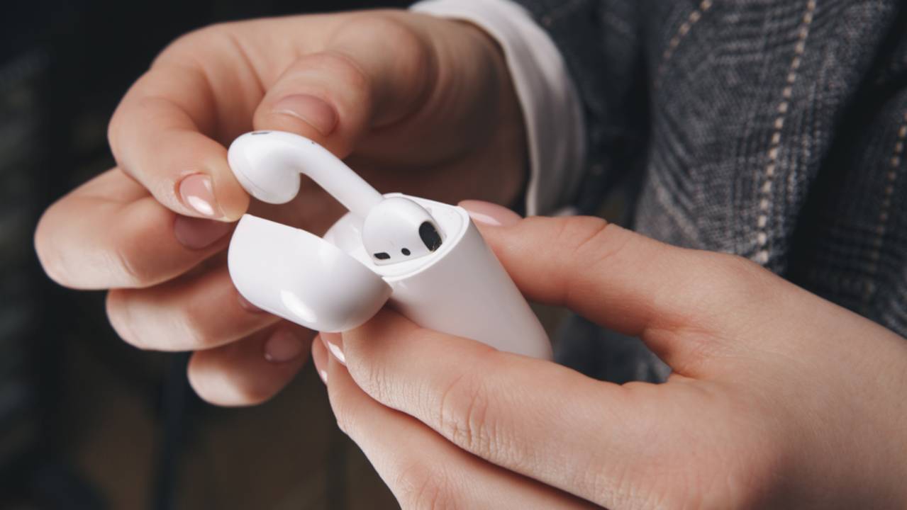 riporre airpods in custodia