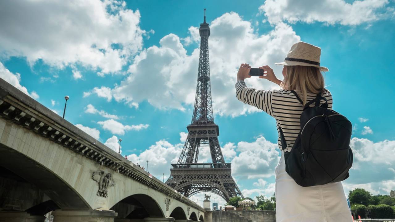 turista che scatta foto in vacanza con lo smartphone