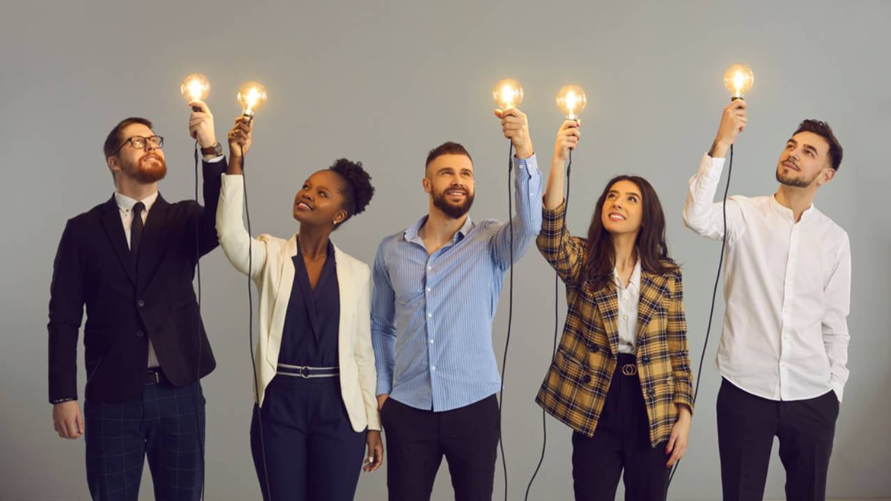 persone che hanno delle lampadine accese in mano