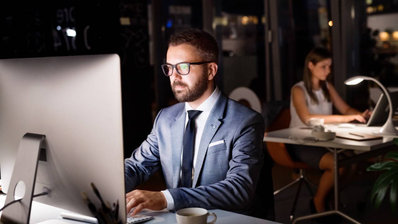 uomo concentrato al lavoro