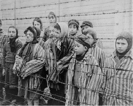 un gruppo di bambini deportati in un campo di sterminio