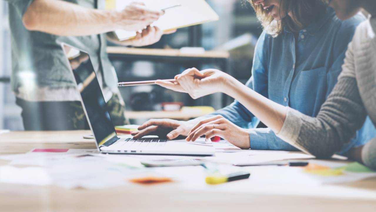 professionisti che lavorano al computer