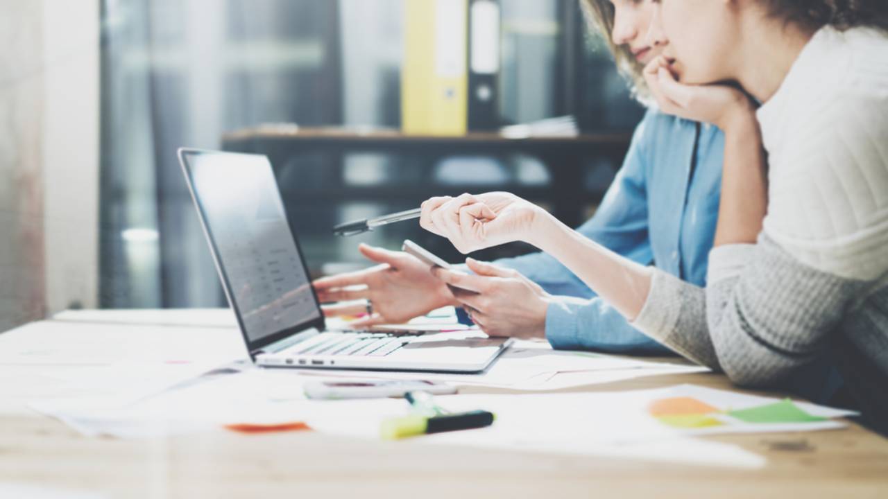 persone che lavorano al computer