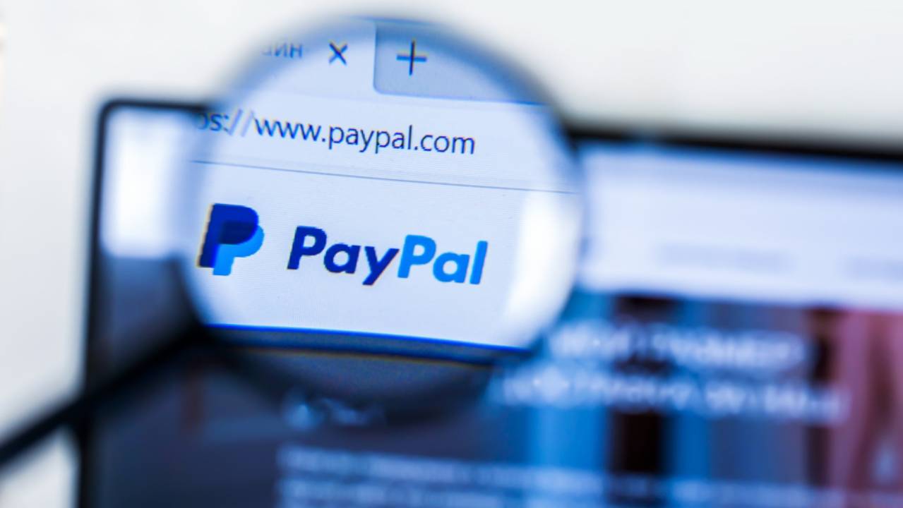 PayPal con lente di ingrandimento