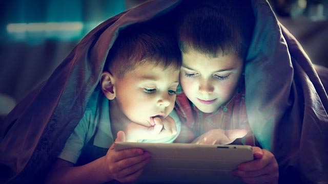 bambini utilizzano un tablet