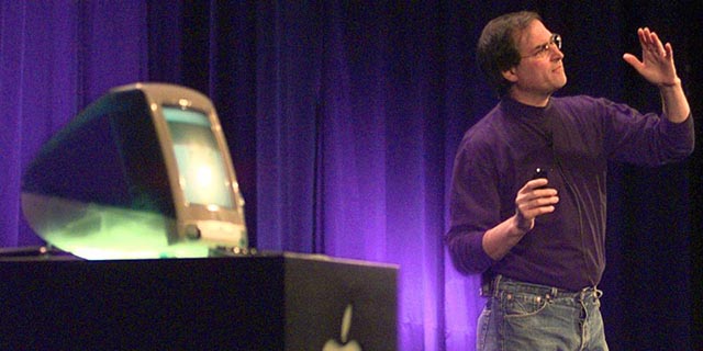 Steve Jobs presenta il primo iMac