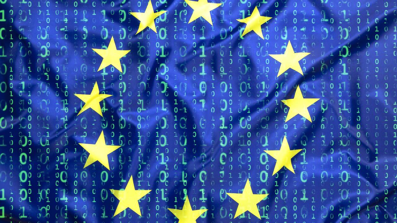 bandiera UE con codice protezione dati sullo sfondo