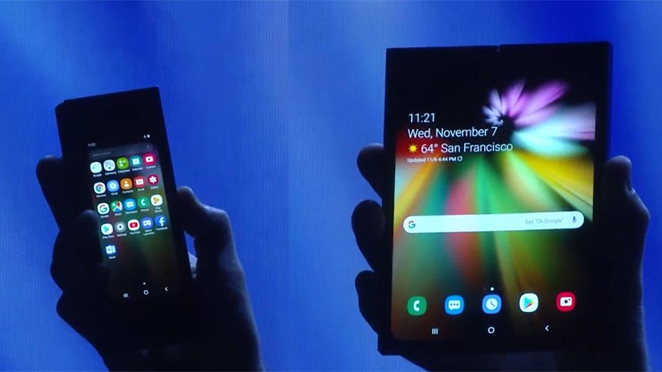 Lo schermo pieghevole Samsung chiuso e aperto
