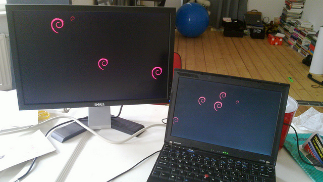 Debian su computer desktop e laptop
