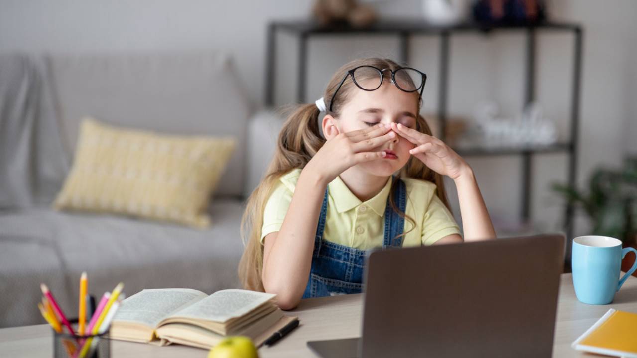 bambina stanca durante la dad