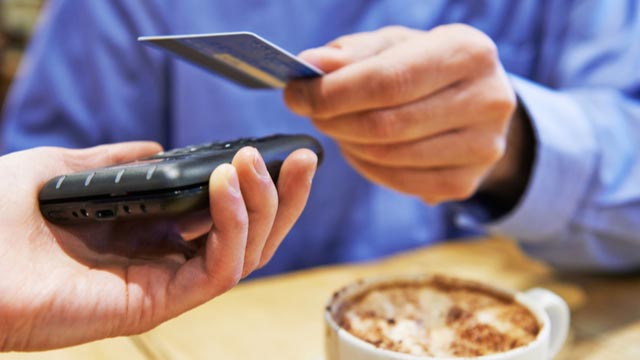 Pagare la colazione con carta di credito contactless