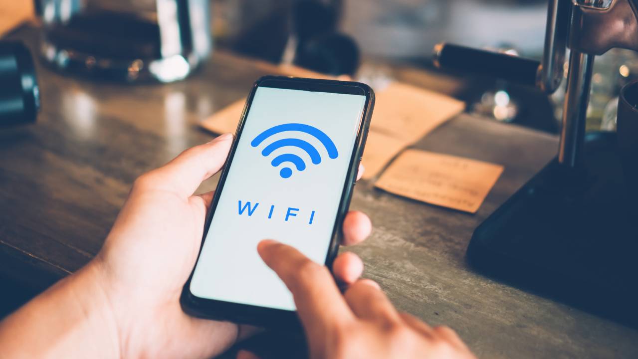 utente attiva connessione wifi su cellulare