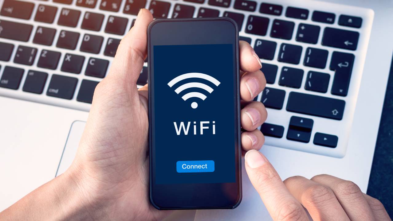 utente che attiva connessione wifi su cellulare