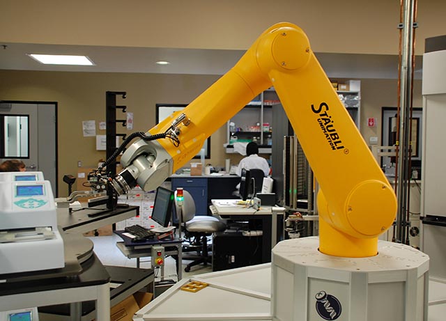 Robot in laboratorio di ricerca