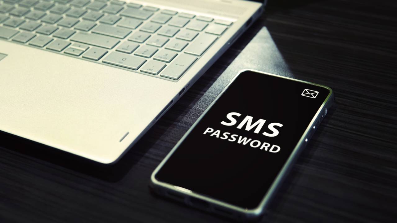 pc e cellulare con schermata sms password