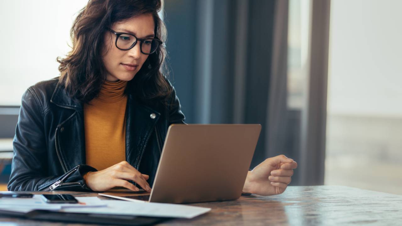 Persona che lavora al computer