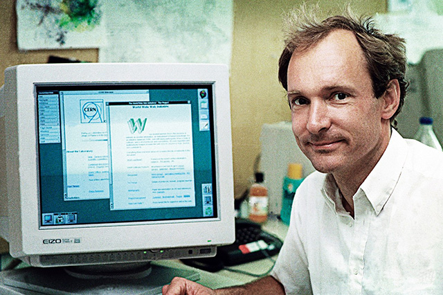 Tim Berners Lee, papà del web, in una foto dei primi Anni '90