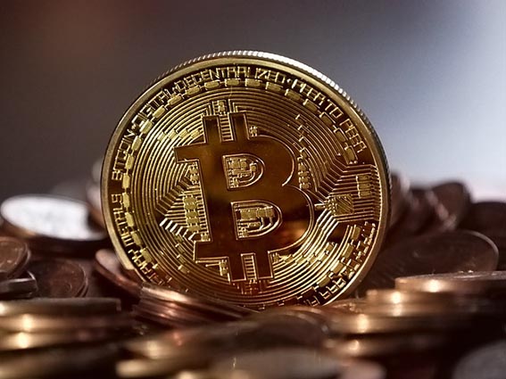 Una moneta con su impresso il simbolo del Bitcoin