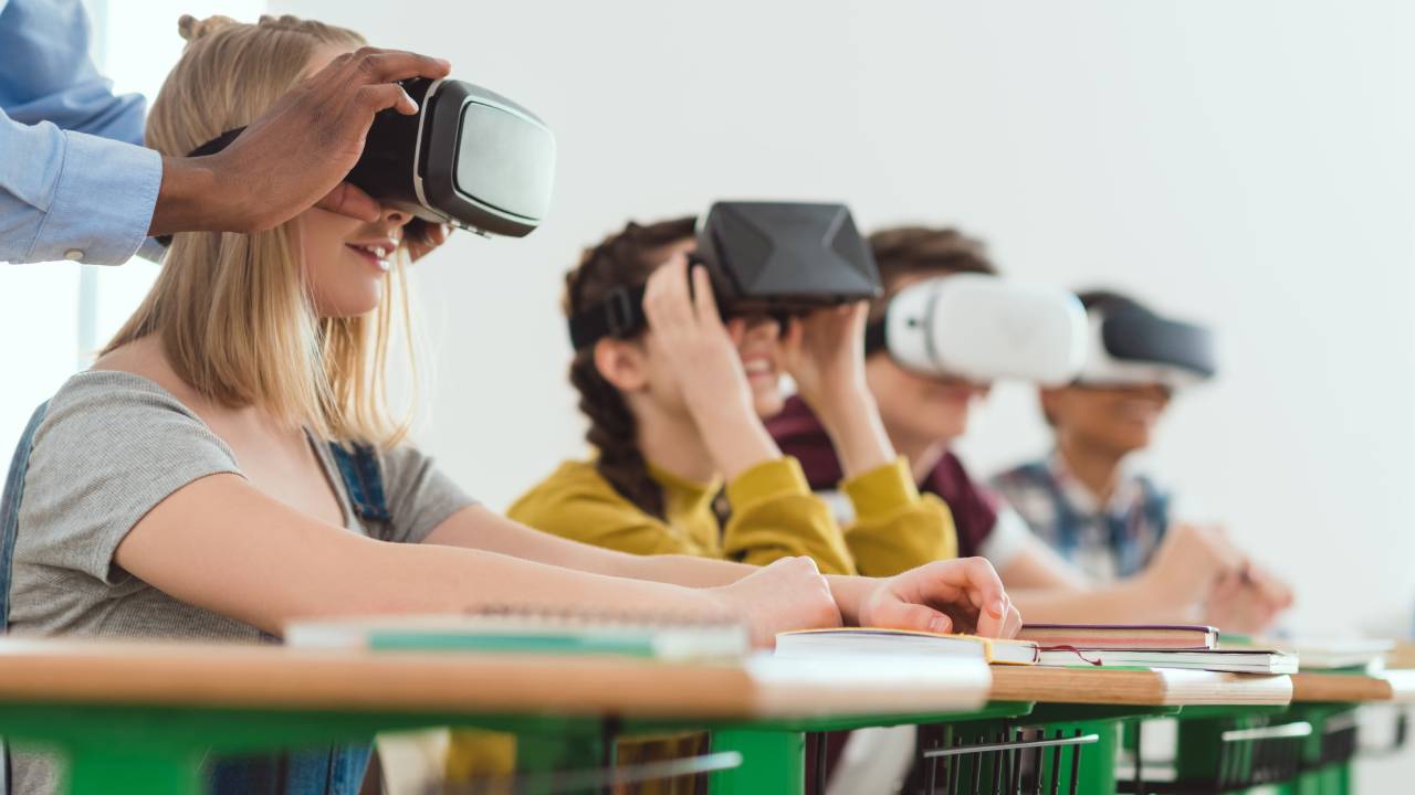 studenti provano visore VR