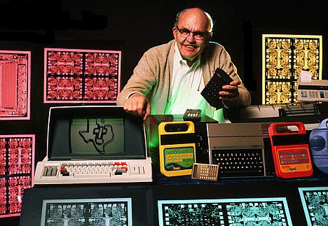 Jack Kilby con alcuni prodotti TI realizzati grazie al suo circuito integrato