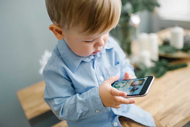 Bambino con smartphone