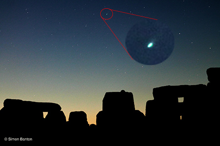 La cometa ISON sopra Stonehenge
