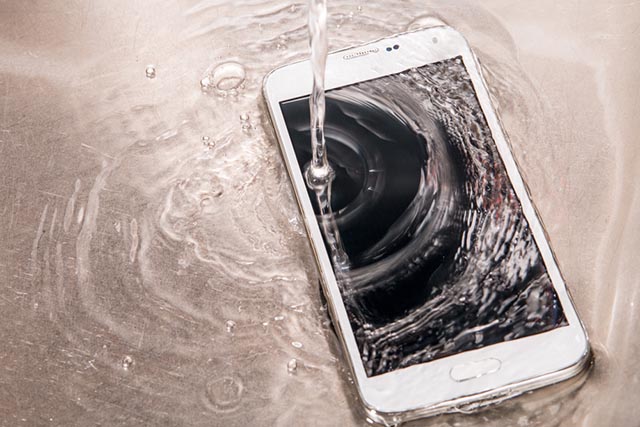 Smartphone sotto fontana di acuqa