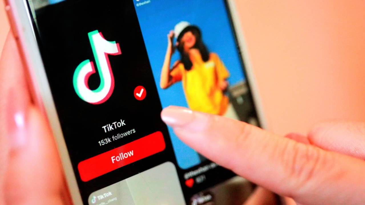 persona che usa TikTok