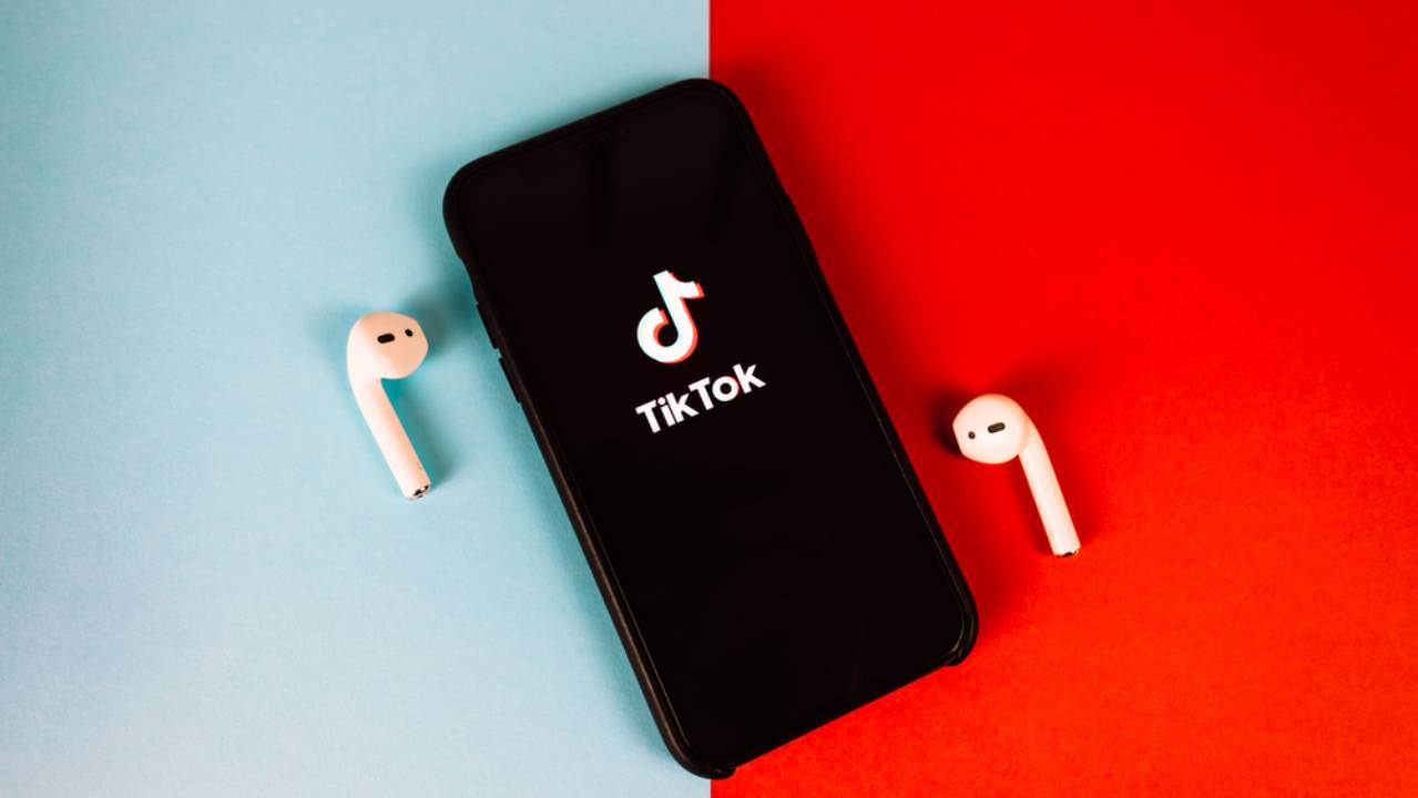 smartphone con logo TikTok