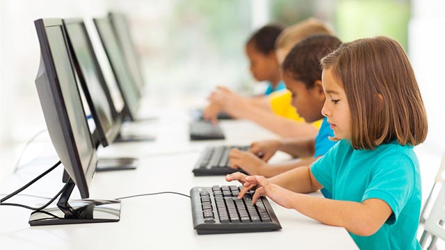 Bambini al PC a scuola